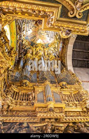 Braga, Portugal - 1. Mai 2023: Goldene Dekoration und Orgeln im Inneren der Kathedrale von Sé de Braga - Braga, Portugal Stockfoto