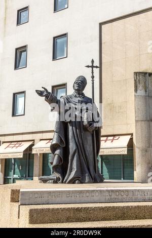 Braga, Portugal - 1. Mai 2023: Statue des Priesters und Märtyrers dom frei Bartolomeu in Braga, Portugal. Stockfoto