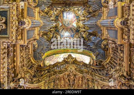 Braga, Portugal - 1. Mai 2023: Goldene Dekoration und Orgeln im Inneren der Kathedrale von Sé de Braga - Braga, Portugal Stockfoto