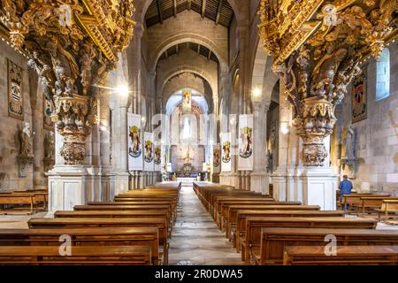 Braga, Portugal - 1. Mai 2023: Goldene Dekoration und Orgeln im Inneren der Kathedrale von Sé de Braga - Braga, Portugal Stockfoto