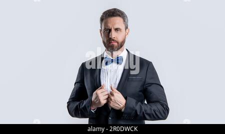 Gesicht des Smoking-Mannes im Studio. Foto eines Mannes im Smoking. Ein Mann trägt einen formellen Anzug. Mann im Smoking Stockfoto