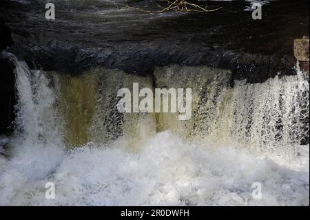 Letzter Wasserfall auf der Afon Mellte. Direkt oberhalb der alten Schießpulver-Werke bei Pontneddfechan. Stockfoto