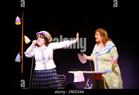 Leanne Jones (Tracy Turnblad), Michael Ball (Edna Turnblad) in HAIRSPRAY at the Shaftesbury Theatre, London WC1 30/10/2007 Buch: Mark O'Donnell & Thomas Meehan Musik: Marc Shaiman Texte: Scott Wittman & Marc Shaiman Design: David Rockwell Kostüme: William Ivey lange Perücken & Haare: Paul Huntley Beleuchtung: Kenneth Jack O'Brien, Regisseur von Jerry Mitchell Stockfoto