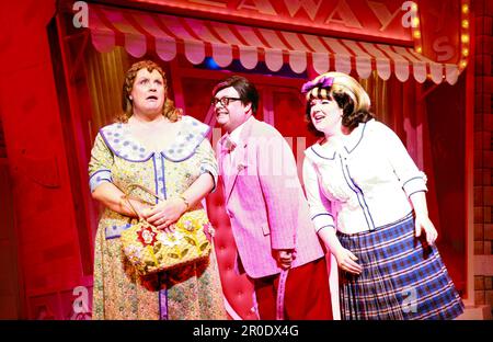 l-r: Michael Ball (Edna Turnblad), Dermot Canavan (Male Authority Figure), Leanne Jones (Tracy Turnblad) in HAIRSPRAY at the Shaftesbury Theatre, London WC1 30/10/2007 Buch: Mark O'Donnell & Thomas Meehan Musik: Marc Shaiman Texte: Scott Wittman & Marc Shaiman Set Design: David Rockwell Kostüme: William Ivey lang Paul Huntley Lightning: Kenneth Posner Choreographie: Jerry Mitchell Regisseur: Jack O'Brien Stockfoto