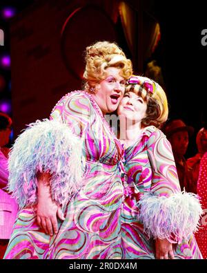 Michael Ball (Edna Turnblad), Leanne Jones (Tracy Turnblad) in HAIRSPRAY at the Shaftesbury Theatre, London WC1 30/10/2007 Buch: Mark O'Donnell & Thomas Meehan Musik: Marc Shaiman Texte: Scott Wittman & Marc Shaiman Design: David Rockwell Kostüme: William Ivey lange Perücken & Haare: Paul Huntley Beleuchtung: Kenneth Jack O'Brien, Regisseur von Jerry Mitchell Stockfoto