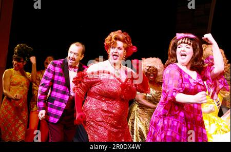 l-r: Mel Smith (Wilbur Turnblad), Michael Ball (Edna Turnblad), Leanne Jones (Tracy Turnblad) in HAIRSPRAY at the Shaftesbury Theatre, London WC1 30/10/2007 Buch: Mark O'Donnell & Thomas Meehan Musik: Marc Shaiman Texte: Scott Wittman & Marc Shaiman Set Design: David Rockwell Kostüme & William Ivey lang Paul Huntley Lightning: Kenneth Posner Choreographie: Jerry Mitchell Regisseur: Jack O'Brien Stockfoto