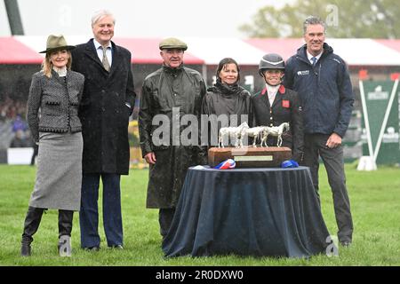 Badminton Estate, Gloucestershire, Großbritannien. 8. Mai 2023. 2023 Badminton Horse Trials Day 5; Rosalind Canter von Großbritannien erhält ihre Trophäe, nachdem sie Badminton Horse Trials Riding Lordships Graffalo Credit: Action Plus Sports/Alamy Live News gewonnen hat Stockfoto