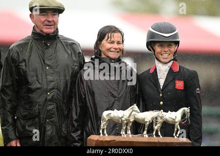 Badminton Estate, Gloucestershire, Großbritannien. 8. Mai 2023. 2023 Badminton Horse Trials Day 5; Rosalind Canter von Großbritannien erhält ihre Trophäe, nachdem sie Badminton Horse Trials Riding Lordships Graffalo Credit: Action Plus Sports/Alamy Live News gewonnen hat Stockfoto