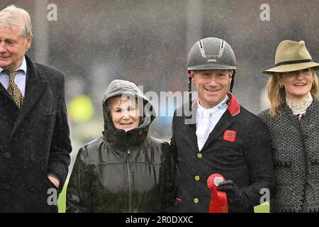 Badminton Estate, Gloucestershire, Großbritannien. 8. Mai 2023. 2023 Badminton Horse Trials Day 5; Oliver Townend von Großbritannien erhält seine zweite Trophäe auf dem Ballaghmor Class Credit: Action Plus Sports/Alamy Live News Stockfoto