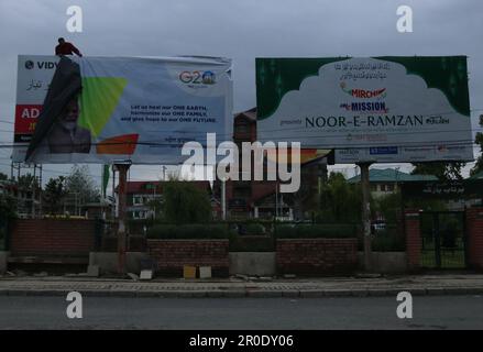 Mai 08,2023, Srinagar Kaschmir, Indien: Ein Arbeiter baut im Zentrum von Lal Chowk in Srinagar ein G20-Stunden-Horten auf. Vom 22. Bis 24. Mai findet in Srinagar ein Treffen von Delegierten aus G20 Nationen statt. Am 08. Mai 2023 in Srinagar Kaschmir, Indien. (Foto: Firdous Nazir/Eyepix Group). Stockfoto