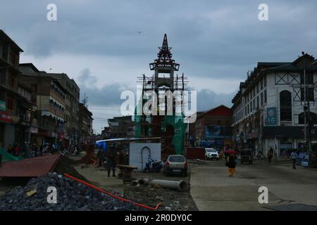 Mai 08,2023, Srinagar Kaschmir, Indien: Arbeiter sind mit den Renovierungsarbeiten des Ghanta Ghar (Uhrenturms) im Stadtzentrum von Lal Chowk in Srinagar beschäftigt. Vom 22. Bis 24. Mai findet in Srinagar ein Treffen von Delegierten aus G20 Nationen statt. Am 08. Mai 2023 in Srinagar Kaschmir, Indien. (Foto: Firdous Nazir/Eyepix Group). Stockfoto