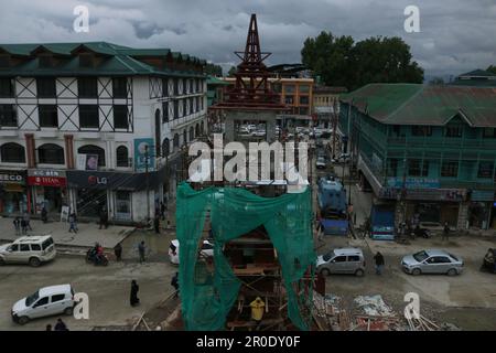 Mai 08,2023, Srinagar Kaschmir, Indien: Arbeiter sind mit den Renovierungsarbeiten des Ghanta Ghar (Uhrenturms) im Stadtzentrum von Lal Chowk in Srinagar beschäftigt. Vom 22. Bis 24. Mai findet in Srinagar ein Treffen von Delegierten aus G20 Nationen statt. Am 08. Mai 2023 in Srinagar Kaschmir, Indien. (Foto: Firdous Nazir/Eyepix Group). Stockfoto