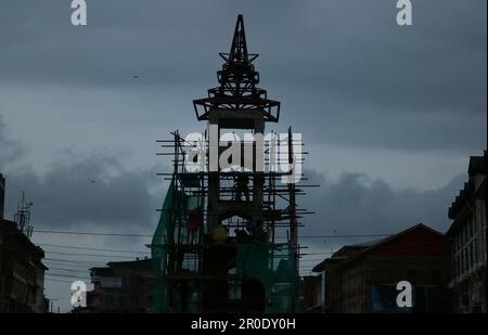 Mai 08,2023, Srinagar Kaschmir, Indien: Arbeiter sind mit den Renovierungsarbeiten des Ghanta Ghar (Uhrenturms) im Stadtzentrum von Lal Chowk in Srinagar beschäftigt. Vom 22. Bis 24. Mai findet in Srinagar ein Treffen von Delegierten aus G20 Nationen statt. Am 08. Mai 2023 in Srinagar Kaschmir, Indien. (Foto: Firdous Nazir/Eyepix Group). Stockfoto