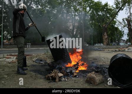 Mai 08,2023, Srinagar Kaschmir, Indien: Ein Arbeiter führt Renovierungsarbeiten im Stadtzentrum von Lal Chowk in Srinagar durch. Vom 22. Bis 24. Mai findet in Srinagar ein Treffen von Delegierten aus G20 Nationen statt. Am 08. Mai 2023 in Srinagar Kaschmir, Indien. (Foto: Firdous Nazir/Eyepix Group). Stockfoto