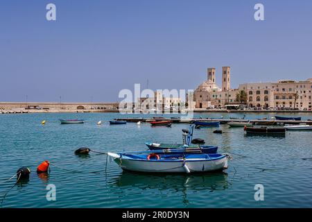 Die alte Kathedrale ist faszinierend, mit Blick auf den Hafen von Molfetta - Apulien, Italien Stockfoto