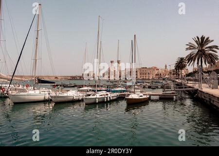 Die alte Kathedrale ist faszinierend, mit Blick auf den Hafen von Molfetta - Apulien, Italien Stockfoto