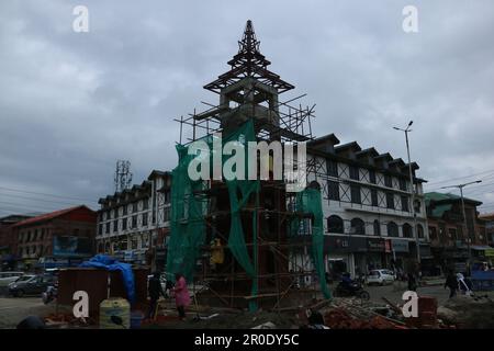 Srinagar Kaschmir, Indien. 08. Mai 2023. Arbeiter sind bei den Renovierungsarbeiten am Ghanta Ghar (Uhrenturm) im Stadtzentrum von Lal Chowk in Srinagar beschäftigt. Vom 22. Bis 24. Mai findet in Srinagar ein Treffen von Delegierten aus G20 Nationen statt. Am 08. Mai 2023 in Srinagar Kaschmir, Indien. (Kreditbild: © Firdous Nazir/Eyepix via ZUMA Press Wire) NUR REDAKTIONELLE VERWENDUNG! Nicht für den kommerziellen GEBRAUCH! Stockfoto