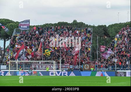 Empoli, Italien. 08. Mai 2023. Carlo Castellani Stadion, Empoli, Italien, 08. Mai 2023, Salernitana-Fans während des Empoli FC gegen US Salernitana - italienischer Fußball Serie A Spiel Credit: Live Media Publishing Group/Alamy Live News Stockfoto