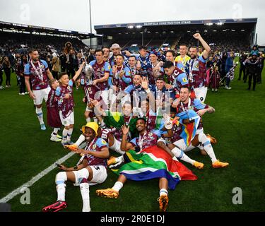 Burnley, Großbritannien. 8. Mai 2023. Burnley-Spieler mit der Trophäe „EFL Championship“ während des Sky Bet Championship-Spiels in Turf Moor, Burnley. Das Bild sollte lauten: Gary Oakley/Sportimage Credit: Sportimage Ltd/Alamy Live News Stockfoto