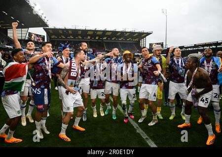 Burnley, Großbritannien. 8. Mai 2023. Burnley-Spieler mit der Trophäe „EFL Championship“ während des Sky Bet Championship-Spiels in Turf Moor, Burnley. Das Bild sollte lauten: Gary Oakley/Sportimage Credit: Sportimage Ltd/Alamy Live News Stockfoto