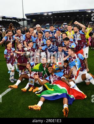 Burnley, Großbritannien. 8. Mai 2023. Burnley-Spieler mit der Trophäe „EFL Championship“ während des Sky Bet Championship-Spiels in Turf Moor, Burnley. Das Bild sollte lauten: Gary Oakley/Sportimage Credit: Sportimage Ltd/Alamy Live News Stockfoto