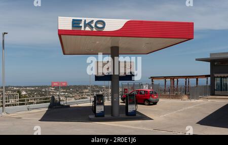 Herkalion, Kreta, Griechenland, EU. 2023. Überblick über eine Tankstelle mit Blick auf die Küste in der Nähe von Malia, Kreta, Stockfoto