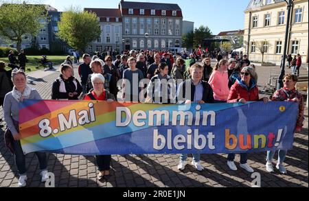 Demmin, Deutschland. 08. Mai 2023. Die Teilnehmer versammeln sich zu einer Demonstration gegen einen npd-marsch. Auf dem Banner steht: „Demmin bleibt bunt!“ vom 8. Mai. Der Grund für den abendlichen marsch der Rechtsextremisten ist ein Massenselbstmord in der Stadt während der Invasion der Roten Armee zwischen 30,04. Und 03.05.1945. Kredit: Bernd Wüstneck/dpa/Alamy Live News Stockfoto