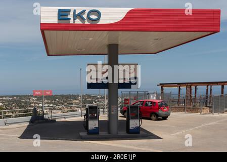 Herkalion, Kreta, Griechenland, EU. 2023. Überblick über eine Tankstelle mit Blick auf die Küste in der Nähe von Malia, Kreta, Stockfoto