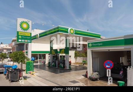 Herkalion, Kreta, Griechenland, EU. 2023. Übersicht über die Tankstelle im Stadtzentrum von Herkalion, Kreta. Stockfoto