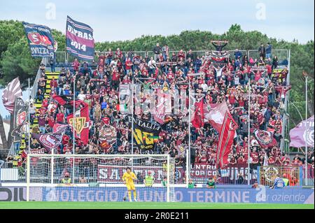 Empoli, Italien. 08. Mai 2023. Carlo Castellani Stadion, Empoli, Italien, 08. Mai 2023, Salernitana-Fans während des Empoli FC gegen US Salernitana - italienischer Fußball Serie A Spiel Credit: Live Media Publishing Group/Alamy Live News Stockfoto