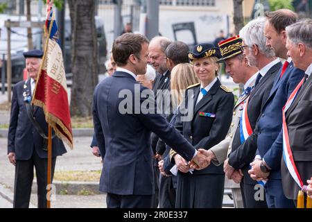 Lyon, Frankreich. 08. Mai 2023. Der französische Präsident Emmanuel Macron würdigt Jean Moulin, den französischen Widerstand und die Opfer der nationalsozialistischen Barbarei am Montag, den 8. Mai 2023, am Nationaldenkmal des Montluc-Gefängnisses . Lyon, Frankreich. Foto von Bony/Pool/ABACAPRESS.COM Guthaben: Abaca Press/Alamy Live News Stockfoto