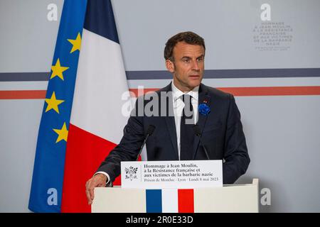 Lyon, Frankreich. 08. Mai 2023. Der französische Präsident Emmanuel Macron würdigt Jean Moulin, den französischen Widerstand und die Opfer der nationalsozialistischen Barbarei am Montag, den 8. Mai 2023, am Nationaldenkmal des Montluc-Gefängnisses . Lyon, Frankreich. Foto von Bony/Pool/ABACAPRESS.COM Guthaben: Abaca Press/Alamy Live News Stockfoto