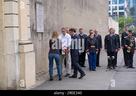 Lyon, Frankreich. 08. Mai 2023. Der französische Präsident Emmanuel Macron würdigt Jean Moulin, den französischen Widerstand und die Opfer der nationalsozialistischen Barbarei am Montag, den 8. Mai 2023, am Nationaldenkmal des Montluc-Gefängnisses . Lyon, Frankreich. Foto von Bony/Pool/ABACAPRESS.COM Guthaben: Abaca Press/Alamy Live News Stockfoto