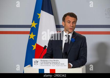 Lyon, Frankreich. 08. Mai 2023. Der französische Präsident Emmanuel Macron würdigt Jean Moulin, den französischen Widerstand und die Opfer der nationalsozialistischen Barbarei am Montag, den 8. Mai 2023, am Nationaldenkmal des Montluc-Gefängnisses . Lyon, Frankreich. Foto von Bony/Pool/ABACAPRESS.COM Guthaben: Abaca Press/Alamy Live News Stockfoto