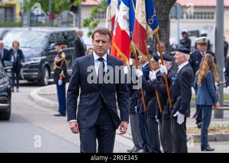 Lyon, Frankreich. 08. Mai 2023. Der französische Präsident Emmanuel Macron würdigt Jean Moulin, den französischen Widerstand und die Opfer der nationalsozialistischen Barbarei am Montag, den 8. Mai 2023, am Nationaldenkmal des Montluc-Gefängnisses . Lyon, Frankreich. Foto von Bony/Pool/ABACAPRESS.COM Guthaben: Abaca Press/Alamy Live News Stockfoto