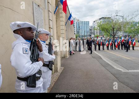 Lyon, Frankreich. 08. Mai 2023. Der französische Präsident Emmanuel Macron würdigt Jean Moulin, den französischen Widerstand und die Opfer der nationalsozialistischen Barbarei am Montag, den 8. Mai 2023, am Nationaldenkmal des Montluc-Gefängnisses . Lyon, Frankreich. Foto von Bony/Pool/ABACAPRESS.COM Guthaben: Abaca Press/Alamy Live News Stockfoto