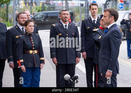 Lyon, Frankreich. 08. Mai 2023. Der französische Präsident Emmanuel Macron würdigt Jean Moulin, den französischen Widerstand und die Opfer der nationalsozialistischen Barbarei am Montag, den 8. Mai 2023, am Nationaldenkmal des Montluc-Gefängnisses . Lyon, Frankreich. Foto von Bony/Pool/ABACAPRESS.COM Guthaben: Abaca Press/Alamy Live News Stockfoto