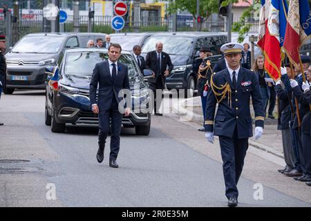 Lyon, Frankreich. 08. Mai 2023. Der französische Präsident Emmanuel Macron würdigt Jean Moulin, den französischen Widerstand und die Opfer der nationalsozialistischen Barbarei am Montag, den 8. Mai 2023, am Nationaldenkmal des Montluc-Gefängnisses . Lyon, Frankreich. Foto von Bony/Pool/ABACAPRESS.COM Guthaben: Abaca Press/Alamy Live News Stockfoto