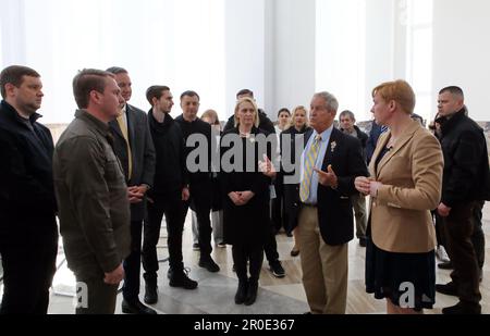 BUCHA, UKRAINE - 5. MAI 2023 - Stellvertretender Stadtschef Mykhailyna Skoryk-Shkarivska in Bucha, US-Repräsentant Joe Wilson, außerordentlicher Botschafter und Plenipo Stockfoto