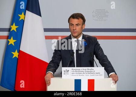 Lyon, Frankreich. 08. Mai 2023. Der französische Präsident Emmanuel Macron würdigt Jean Moulin, den französischen Widerstand und die Opfer der nationalsozialistischen Barbarei am Montag, den 8. Mai 2023, am Nationaldenkmal des Montluc-Gefängnisses . Lyon, Frankreich. Foto von Bony/Pool/ABACAPRESS.COM Guthaben: Abaca Press/Alamy Live News Stockfoto