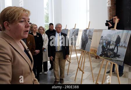 BUCHA, UKRAINE - 5. MAI 2023 - Stellvertretender Stadtschef von Bucha, Mykhailyna Skoryk-Shkarivska, außerordentlicher und bevollmächtigter Botschafter der Vereinigten Staaten Stockfoto