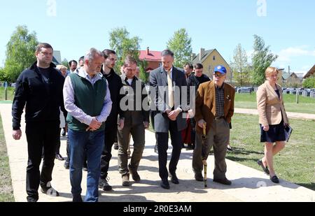 BUCHA, UKRAINE - 5. MAI 2023 - Stellvertretender Stadtschef von Bucha Mykhailyna Skoryk-Shkarivska, US-Vertreter Steve Cohen, Ständiger Vertreter der Uni Stockfoto