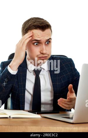 Geschäftsmann, der ein Notebook verwendet, hat Probleme, über Probleme nachzudenken Stockfoto
