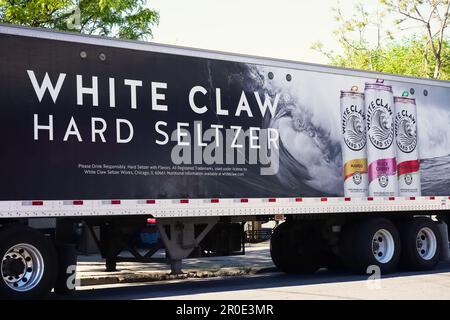 New York, New York - 6. Mai 2023 : beliebtes Alkoholgetränk White Claw Hard Seltzer Markenmarketing auf Lieferwagen. Stockfoto