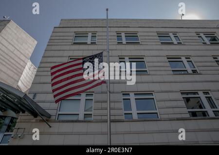 Berlin, Deutschland. 8. Mai 2023. Die amerikanische Flagge an der US-Botschaft in Berlin fliegt auf halbem Personal, um die tragische Schießerei in Texas zu betrauern, bei der ein einsamer Schütze acht Menschen getötet und sieben weitere in einem Einkaufszentrum verletzt hat. (Kreditbild: © Michael Kuenne/PRESSCOV via ZUMA Press Wire) NUR REDAKTIONELLE VERWENDUNG! Nicht für den kommerziellen GEBRAUCH! Stockfoto