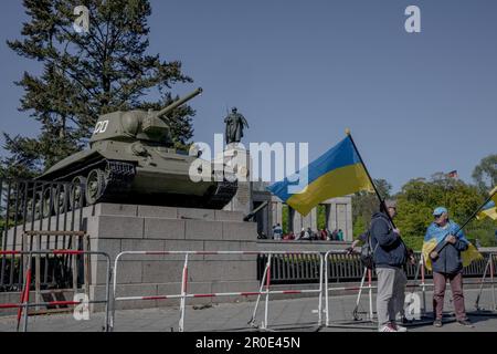 Berlin, Deutschland. 8. Mai 2023. Besucher zollen dem sowjetischen Kriegsdenkmal im Berliner Tiergarten ihre Ehre, das den 80.000 sowjetischen Soldaten gedenkt, die 1945 während der Schlacht von Berlin starben. Heute ist der 78. Jahrestag des Endes des Zweiten Weltkriegs und der Befreiung von der Nazi-Herrschaft. (Kreditbild: © Michael Kuenne/PRESSCOV via ZUMA Press Wire) NUR REDAKTIONELLE VERWENDUNG! Nicht für den kommerziellen GEBRAUCH! Stockfoto