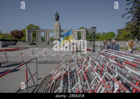 Berlin, Deutschland. 8. Mai 2023. Besucher zollen dem sowjetischen Kriegsdenkmal im Berliner Tiergarten ihre Ehre, das den 80.000 sowjetischen Soldaten gedenkt, die 1945 während der Schlacht von Berlin starben. Heute ist der 78. Jahrestag des Endes des Zweiten Weltkriegs und der Befreiung von der Nazi-Herrschaft. (Kreditbild: © Michael Kuenne/PRESSCOV via ZUMA Press Wire) NUR REDAKTIONELLE VERWENDUNG! Nicht für den kommerziellen GEBRAUCH! Stockfoto