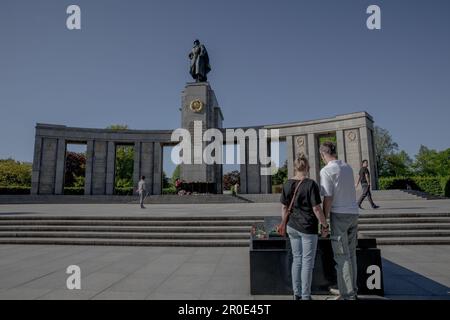 Berlin, Deutschland. 8. Mai 2023. Besucher zollen dem sowjetischen Kriegsdenkmal im Berliner Tiergarten ihre Ehre, das den 80.000 sowjetischen Soldaten gedenkt, die 1945 während der Schlacht von Berlin starben. Heute ist der 78. Jahrestag des Endes des Zweiten Weltkriegs und der Befreiung von der Nazi-Herrschaft. (Kreditbild: © Michael Kuenne/PRESSCOV via ZUMA Press Wire) NUR REDAKTIONELLE VERWENDUNG! Nicht für den kommerziellen GEBRAUCH! Stockfoto