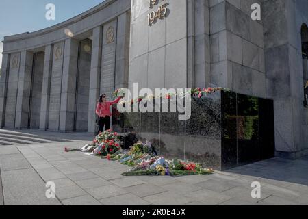 Berlin, Deutschland. 8. Mai 2023. Besucher zollen dem sowjetischen Kriegsdenkmal im Berliner Tiergarten ihre Ehre, das den 80.000 sowjetischen Soldaten gedenkt, die 1945 während der Schlacht von Berlin starben. Heute ist der 78. Jahrestag des Endes des Zweiten Weltkriegs und der Befreiung von der Nazi-Herrschaft. (Kreditbild: © Michael Kuenne/PRESSCOV via ZUMA Press Wire) NUR REDAKTIONELLE VERWENDUNG! Nicht für den kommerziellen GEBRAUCH! Stockfoto