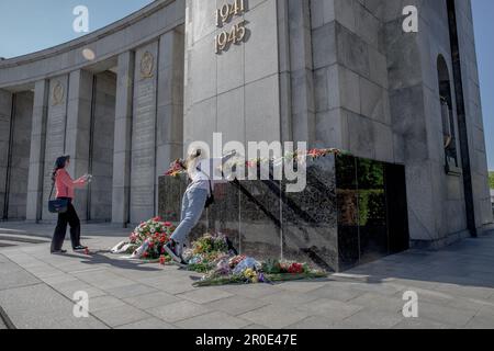 Berlin, Deutschland. 8. Mai 2023. Besucher zollen dem sowjetischen Kriegsdenkmal im Berliner Tiergarten ihre Ehre, das den 80.000 sowjetischen Soldaten gedenkt, die 1945 während der Schlacht von Berlin starben. Heute ist der 78. Jahrestag des Endes des Zweiten Weltkriegs und der Befreiung von der Nazi-Herrschaft. (Kreditbild: © Michael Kuenne/PRESSCOV via ZUMA Press Wire) NUR REDAKTIONELLE VERWENDUNG! Nicht für den kommerziellen GEBRAUCH! Stockfoto